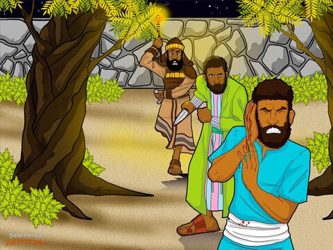 Iuda, un grup de preoţi și gardienii Templului, trimiși de marele preot, veneau printre pomii de măslin spre Yeshua. Lumina pâlpâitoare a făcliilor a luminat grădina. Iuda le-a spus:<br/>– Omul pe care-l voi săruta este acela pe care-l căutaţi.<br/>S-a apropriat de Yeshua și L-a sărutat pe obraz.<br/>– Shalom, Meștere!<br/>Yeshua s-a uitat lung la Iuda și i-a zis calm:<br/>– Îl trădezi pe Fiul Omului cu un sărut? Atunci fă ce trebuie să faci.<br/>Preoţii au arătat cu mânie către Yeshua:<br/>– Luaţi-L! Prindeţi-L pe acel om!<br/>Ucenicii se uitau cu neîncredere. Ei nu înţelegeau ce se întâmplă. Încă credeau că Învăţătorul a venit să-i detroneze pe romani și să devină regele Izraelului.<br/>– Învăţătorule, să luptăm? au strigat.<br/>Fără să aştepte un răspuns , Petru şi-a scos sabia şi a fluturat-o sălbatic spre unul dintre servitorii marelui preot retezându-i o ureche.<br/>– Petre, pune-ţi sabia în teacă! spuse Yeshua.<br/>– Asta este ce vrea Tatăl meu să fac. El ar fi trimis mii de îngeri să mă ajute dacă aş fi avut nevoie de ajutor.<br/>A atins urechea servitorului şi l-a vindecat. Apoi Yeshua s-a întors spre preoţi spunând:<br/>– Aţi venit să mă arestaţi ca pe un hoţ? Când am vorbit în Templu nu M-aţi arestat. Dar toate acestea se întâmplă aşa pentru ca Vorbele Tatălui Meu să se împlinească. – Imagine 10
