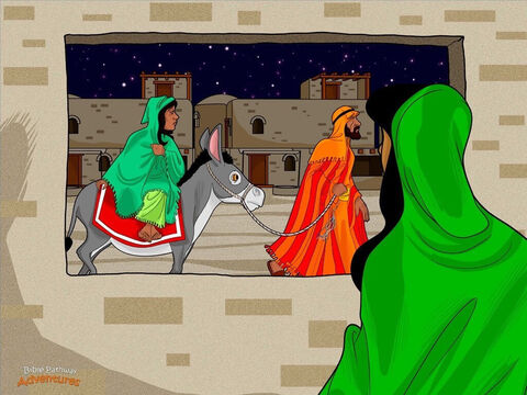 După o călătorie lungă, Maria şi Iosif au ajuns în cele din urmă la poarta Betleemului. Oamenii i-au întâmpinat cu braţele deschise. <br/>– Shalom, shalom! au strigat. „Barukhhaba!” Bine aţi venit!<br/>Iosif ştia că Timpul sărbătorilor de toamnă al lui Dumnezeu era pe punctul de a începe. Casele vor fi în curând umplute cu oaspeţi. Trebuiau să găsească rapid o cameră. Îşi făceau obosiţi drum pe străzile aglomerate, căutând un loc unde să se cazeze.<br/>Lămpile cu petrol licărinde luminau casele din Betleem. Dâre cenuşii de fum se ondulau în aer. Nu peste mult timp Iosif a găsit un loc unde să înnopteze. Deoarece camera de sus era plină de oameni, Mariei şi lui Iosif li s-a dat loc de dormit la parter, lângă animale.<br/>Maria şi-a frecat pântecele şi a zâmbit. Era recunoscătoare pentru că avea unde să doarmă. S-a aşezat în curte, uitându-se la femeile care coceau pâine pe focul care pocnea. Ziua Trâmbiţelor era pe cale să înceapă, iar sătenii aveau destule de făcut. Maria simţea agitaţia în aer. – Imagine 5