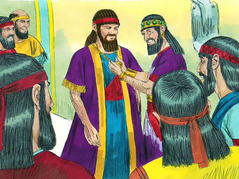 De îndată Belşaţar a dat poruncă şi l-au îmbrăcat pe Daniel în purpură, i-au pus un lanţ de aur la gât şi l-au proclamat ca fiind al treilea la conducerea împărăţiei. – Imagine 13