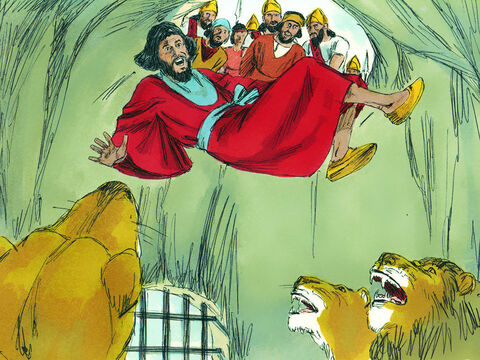 Apoi împăratul a poruncit ca oamenii care îl acuzaseră pe Daniel să fie arestaţi şi aruncaţi în groapa leilor. Leii i-au apucat, şi le-au sfărâmat toate oasele. – Imagine 13