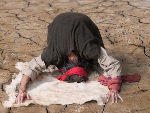 Ilie s-a plecat la pământ, şi-a aşezat faţa între genunchi şi i-a cerut lui Dumnezeu să trimită ploaia. Apoi i-a zis slujitorului său să se ducă și să verifice dacă se vede vreun semn al ploii. – Imagine 3