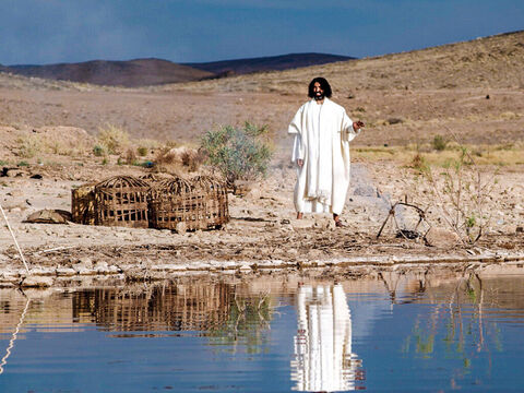 Domnul Isus, înviat, apare pe malul lacului din Galilea, și le spune ucenicilor să-și arunce năvodul pe cealaltă parte a bărcii. (Ioan 21:1-14) – Imagine 3