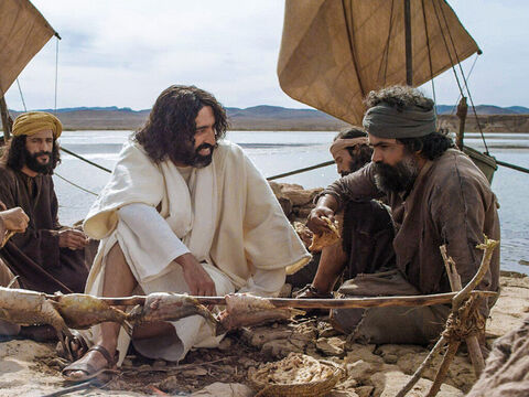 Într-o dimineaţă după ce a înviat din morţi, Isus li S-a arătat în faţa unor ucenici pe malul Lacului Galileii. Când au terminat de mâncat, Isus a vorbit cu Simon Petru. – Imagine 1