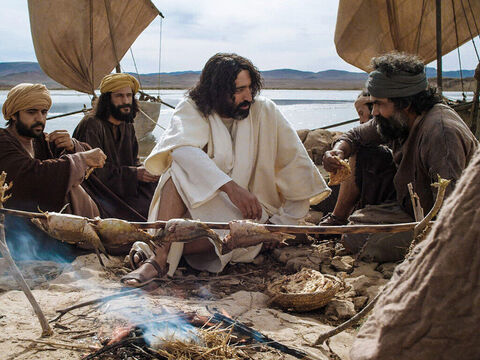 Isus îl întreabă pe Petru de trei ori dacă îl iubește, și de fiecare dată îl roagă să aibă grijă de oile Sale. (Ioan 21:15-25) – Imagine 7