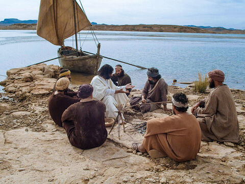 Isus îl întreabă pe Petru de trei ori dacă îl iubește, și de fiecare dată îl roagă să aibă grijă de oile Sale. (Ioan 21:15-25) – Imagine 9