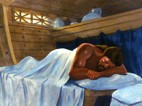 A coborât în partea cea mai de jos a corabiei, s-a culcat şi a adormit. – Imagine 14