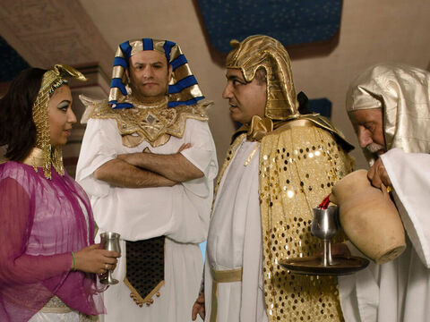 Acest om era responsabil pentru ca nimeni să nu-l otrăvească pe Faraon prin băuturile sale. – Imagine 6