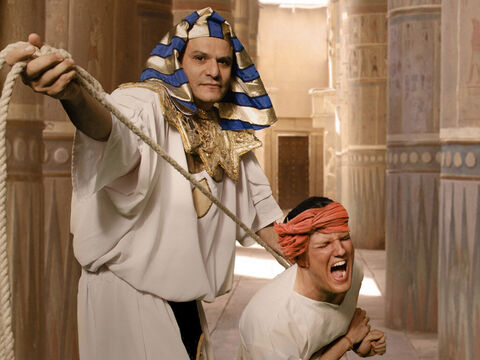 Faraon a ordonat să fie executat. (I s-a tăiat capul, şi a fost tras în ţeapă.) – Imagine 27