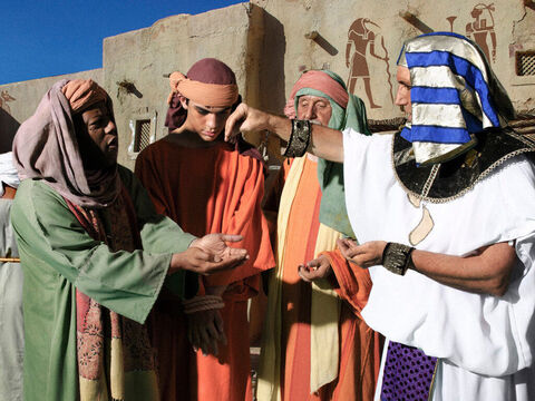 Potifar licitează pe Iosif şi îl cumpără de la negustorii ismaeliţi. – Imagine 20