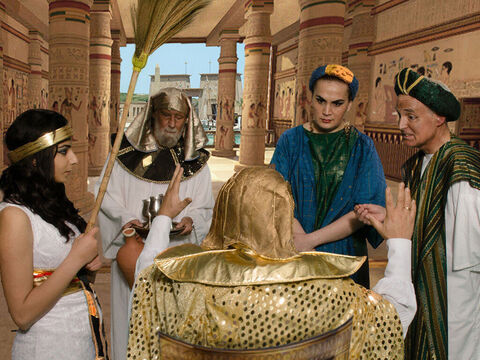În dimineaţa următoare Faraon era atât de tulburat, încât a trimis să-i cheme pe toţi magicienii şi pe toţi înţelepţii Egiptului, cărora le-a istorisit visele, dar nimeni n-a putut să i le interpreteze. – Imagine 10