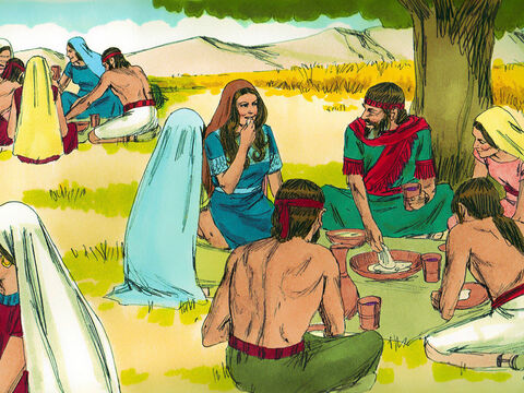 În timpul mesei Boaz a invitat-o să mănânce cu ceilalţi secerători. – Mănâncă pâine, şi moaie-ţi bucata de pâine în oţet, – a zis către ea. I-a oferit şi grăunţe prăjite. Rut a mâncat până s-a săturat. – Imagine 7