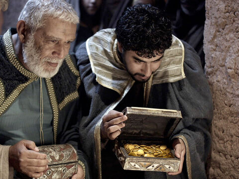 Şi-au deschis vestieriile, şi I-au dat daruri de aur,... – Imagine 14